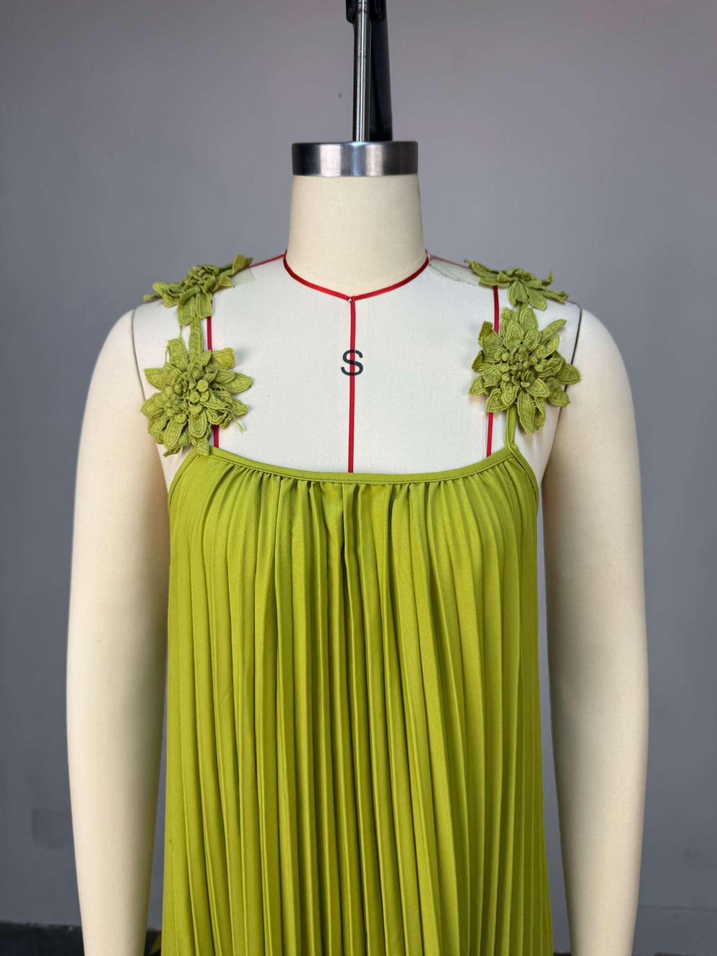 CM.YAYA Women's Floral Applique Spaghetti Strap Pleated Maxi Formal Dress 2026 Education Party Cocktail Night Out Beach Dresses