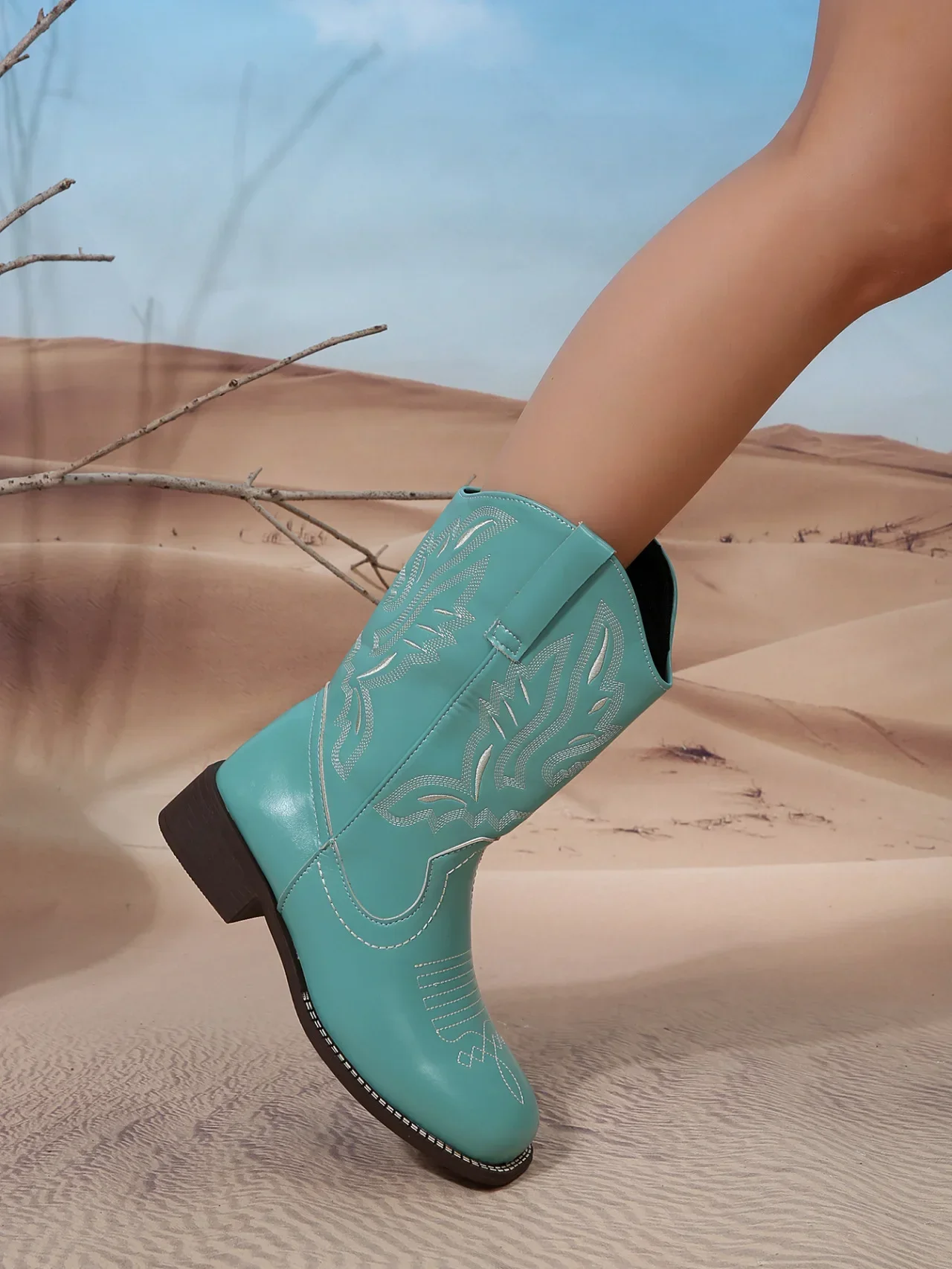 Large Size Embroidered Western Cowboy Boots Women's Autumn Winter V-notch Chunky Heel Short Boots Pure Color Totem