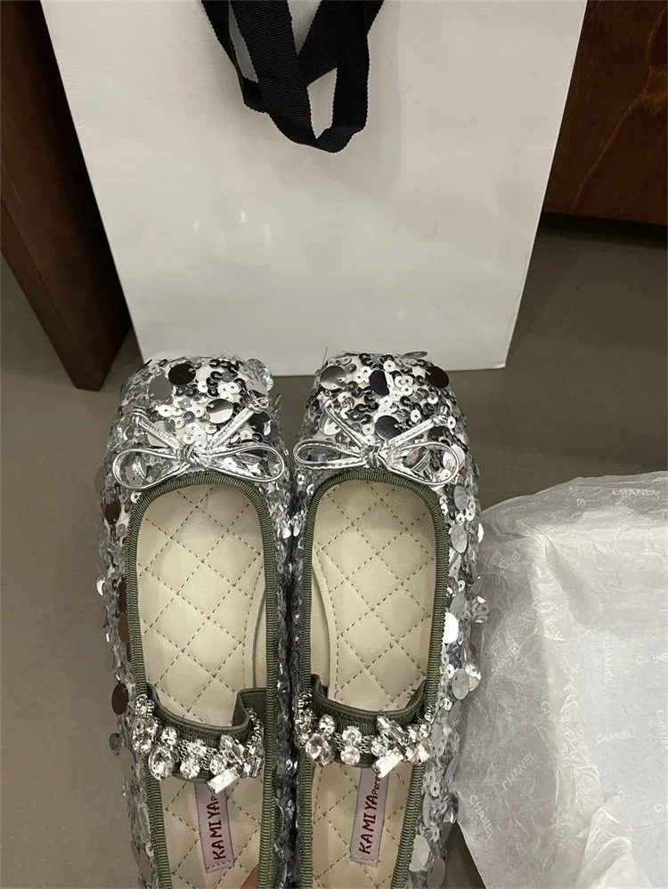 Metal Rhinestone Chain Ballet Flat Shoes Square Bow Single Shoes French Mary Jane Silver Shiny Leather Woman Flat Sandals 35-40 Metal Rhinestone Chain Ballet Flat Shoes Square Bow Single Shoes French Mary Jane Silver Shiny Leather Woman Flat Sandals 35-40