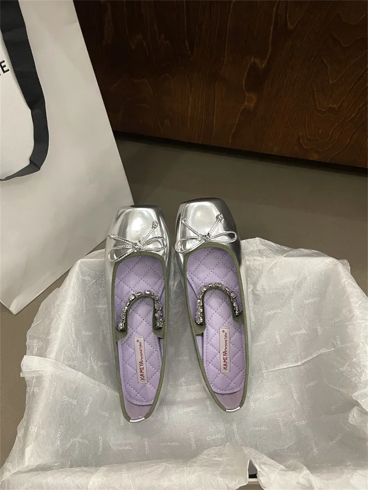 Metal Rhinestone Chain Ballet Flat Shoes Square Bow Single Shoes French Mary Jane Silver Shiny Leather Woman Flat Sandals 35-40 Metal Rhinestone Chain Ballet Flat Shoes Square Bow Single Shoes French Mary Jane Silver Shiny Leather Woman Flat Sandals 35-40