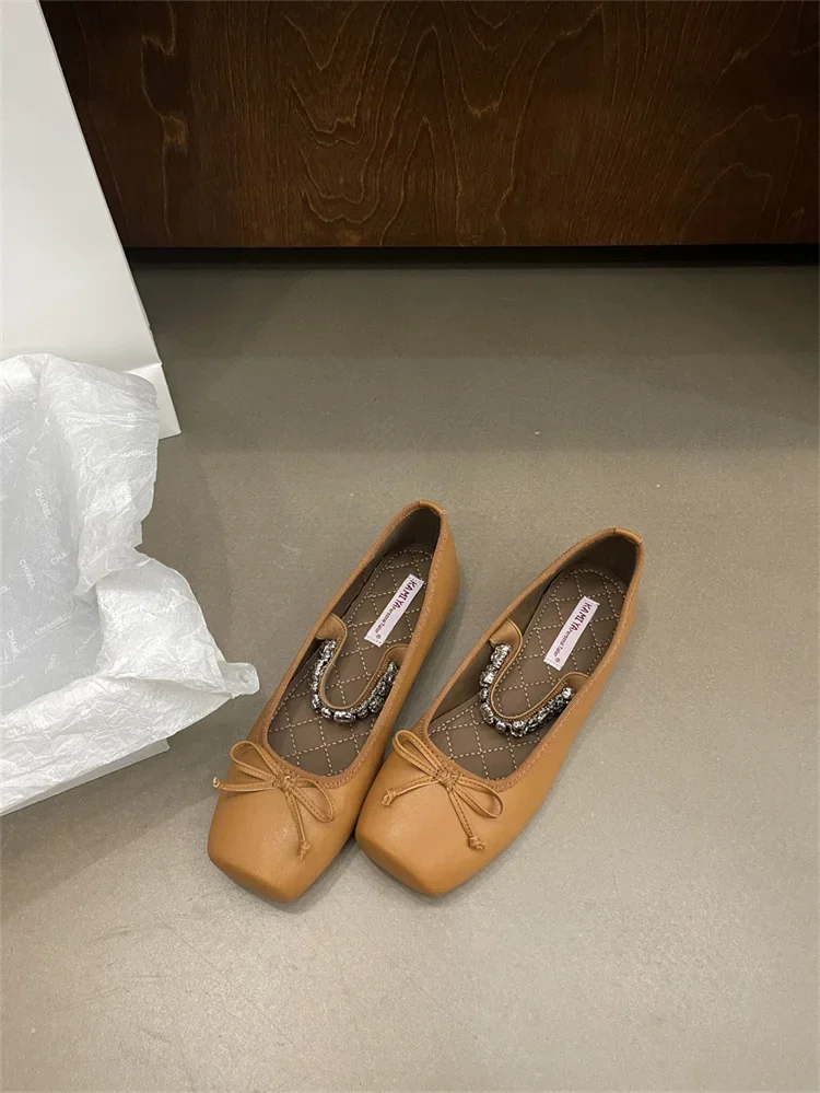 Metal Rhinestone Chain Ballet Flat Shoes Square Bow Single Shoes French Mary Jane Silver Shiny Leather Woman Flat Sandals 35-40 Metal Rhinestone Chain Ballet Flat Shoes Square Bow Single Shoes French Mary Jane Silver Shiny Leather Woman Flat Sandals 35-40