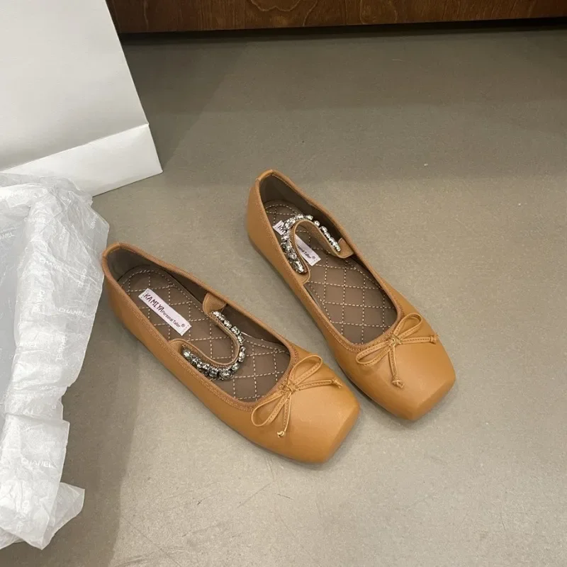 Metal Rhinestone Chain Ballet Flat Shoes Square Bow Single Shoes French Mary Jane Silver Shiny Leather Woman Flat Sandals 35-40 Metal Rhinestone Chain Ballet Flat Shoes Square Bow Single Shoes French Mary Jane Silver Shiny Leather Woman Flat Sandals 35-40