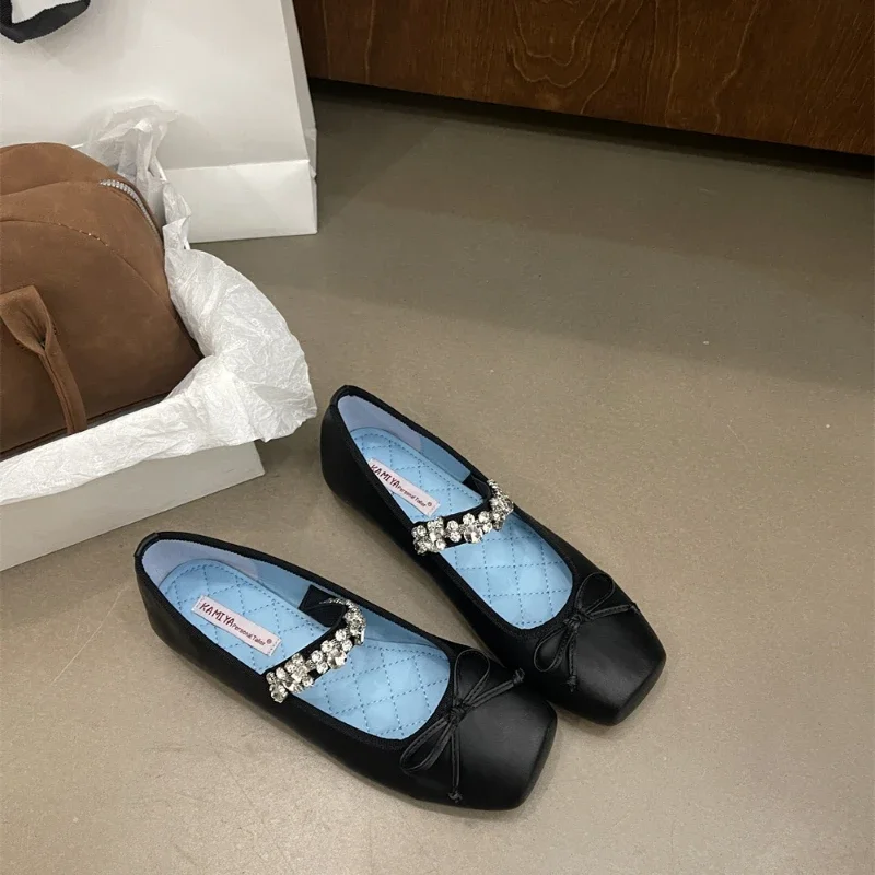 Metal Rhinestone Chain Ballet Flat Shoes Square Bow Single Shoes French Mary Jane Silver Shiny Leather Woman Flat Sandals 35-40 Metal Rhinestone Chain Ballet Flat Shoes Square Bow Single Shoes French Mary Jane Silver Shiny Leather Woman Flat Sandals 35-40