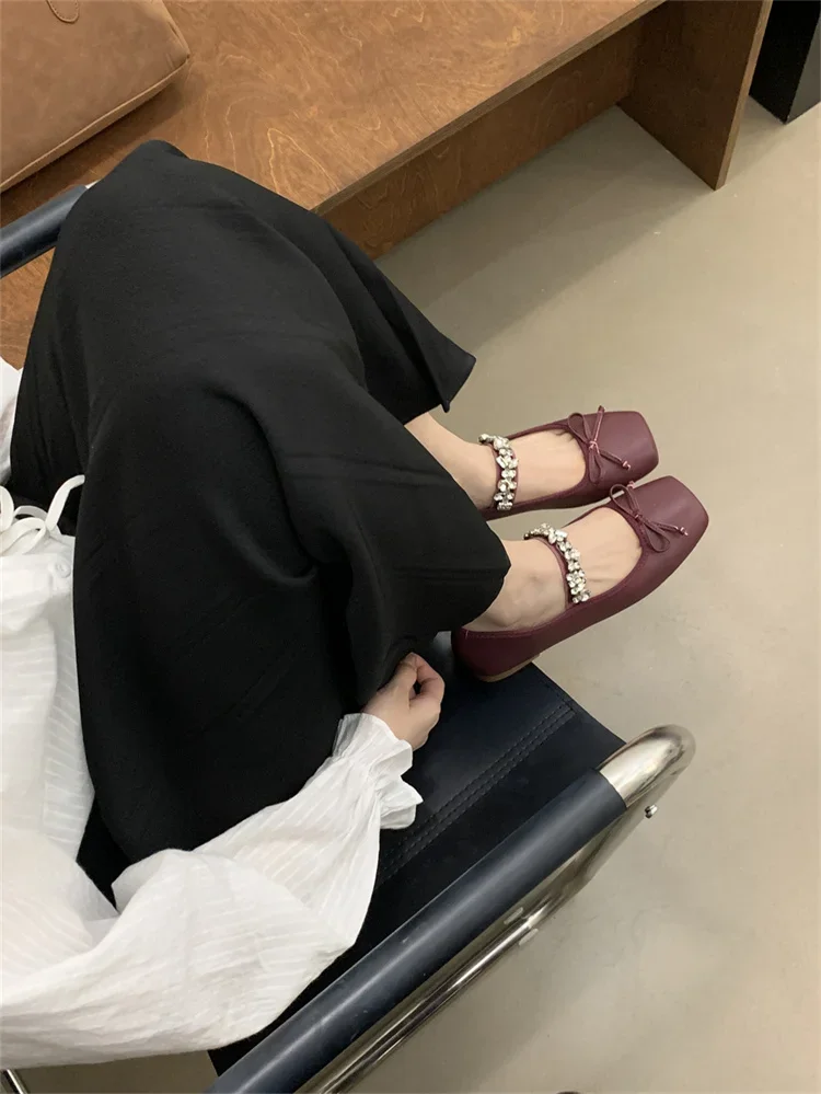 Metal Rhinestone Chain Ballet Flat Shoes Square Bow Single Shoes French Mary Jane Silver Shiny Leather Woman Flat Sandals 35-40 Metal Rhinestone Chain Ballet Flat Shoes Square Bow Single Shoes French Mary Jane Silver Shiny Leather Woman Flat Sandals 35-40