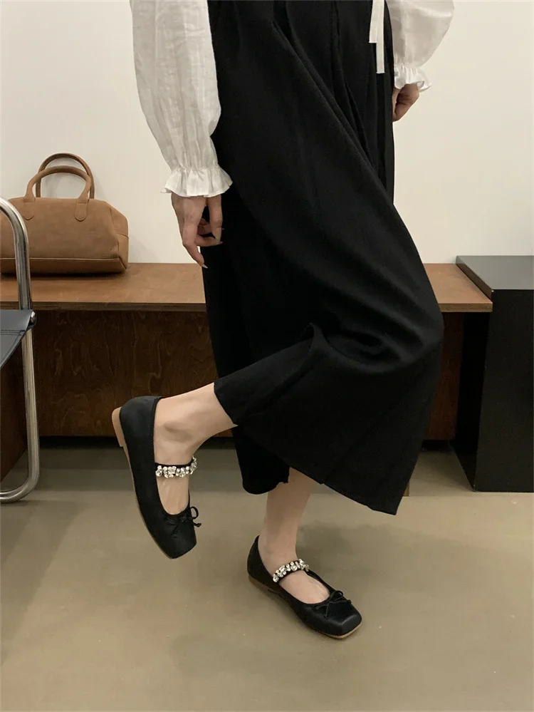 Metal Rhinestone Chain Ballet Flat Shoes Square Bow Single Shoes French Mary Jane Silver Shiny Leather Woman Flat Sandals 35-40 Metal Rhinestone Chain Ballet Flat Shoes Square Bow Single Shoes French Mary Jane Silver Shiny Leather Woman Flat Sandals 35-40