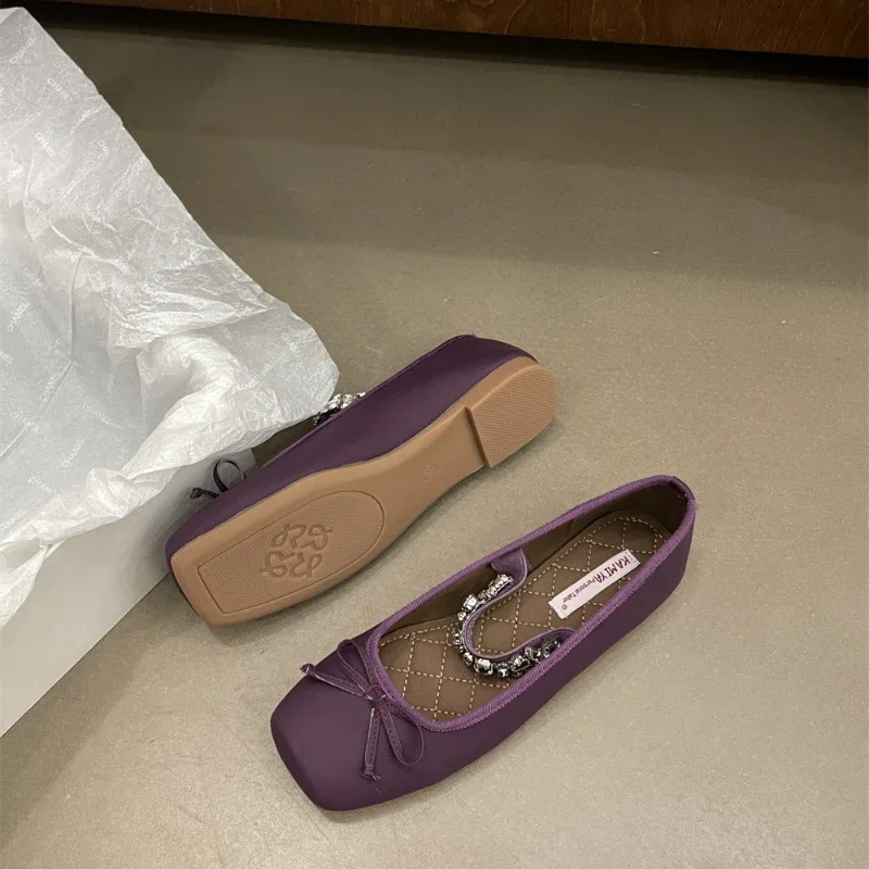 Metal Rhinestone Chain Ballet Flat Shoes Square Bow Single Shoes French Mary Jane Silver Shiny Leather Woman Flat Sandals 35-40 Metal Rhinestone Chain Ballet Flat Shoes Square Bow Single Shoes French Mary Jane Silver Shiny Leather Woman Flat Sandals 35-40