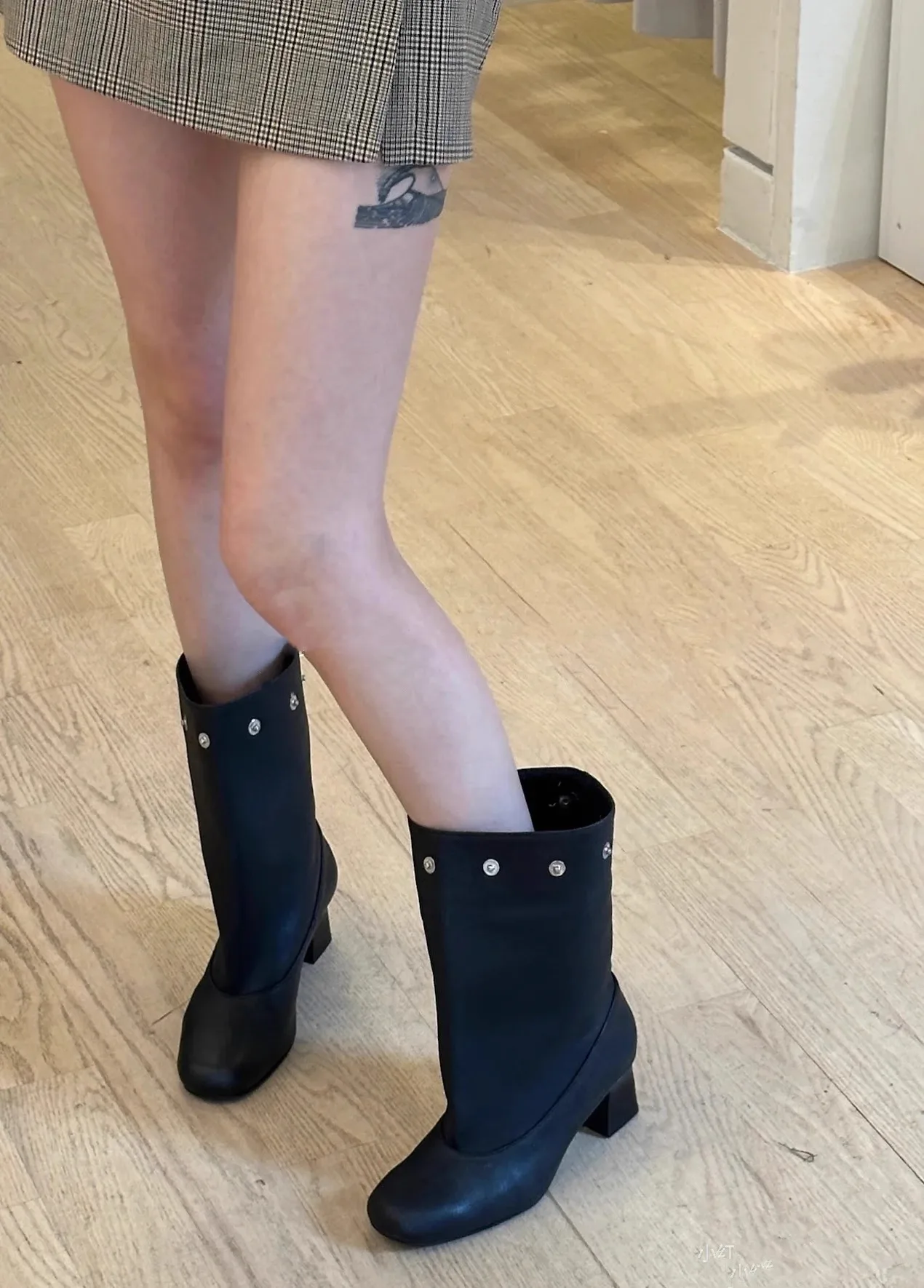 Retro Pleated Autumn Winter Women's Fashion Boots Belt Buckle Long Boots Flat Heel Round Toe Women's Boots Roman Style