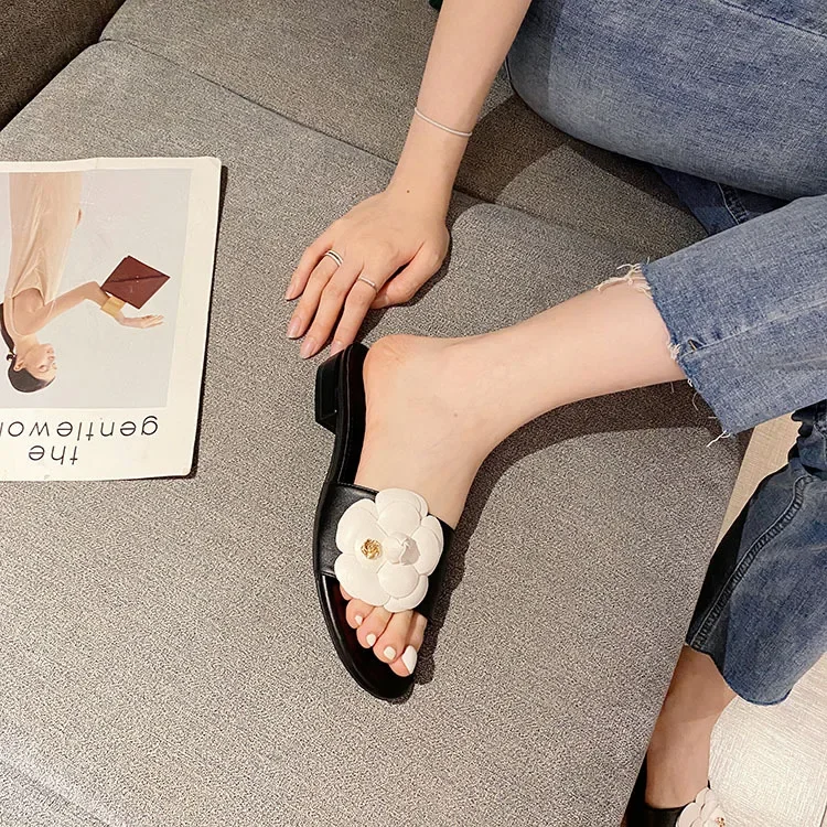 Designer Camellia Flower Slippers Women 2021 Sandalias Summer Lazy Shoes Ladies Ins Low Heels Metal Camellia Floral Slides Mujer