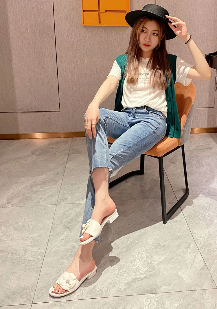 Designer Camellia Flower Slippers Women 2021 Sandalias Summer Lazy Shoes Ladies Ins Low Heels Metal Camellia Floral Slides Mujer