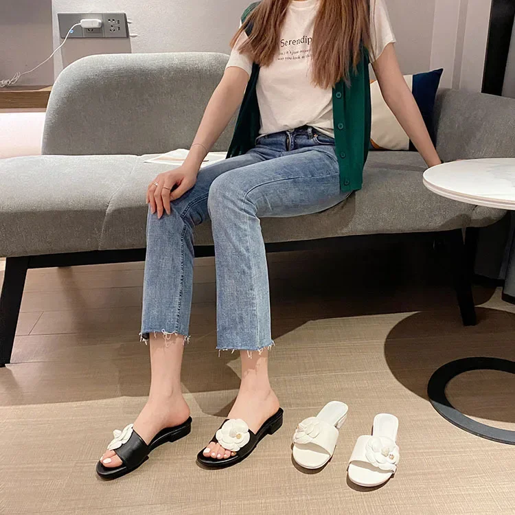 Designer Camellia Flower Slippers Women 2021 Sandalias Summer Lazy Shoes Ladies Ins Low Heels Metal Camellia Floral Slides Mujer