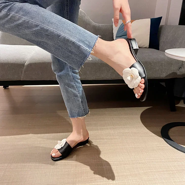 Designer Camellia Flower Slippers Women 2021 Sandalias Summer Lazy Shoes Ladies Ins Low Heels Metal Camellia Floral Slides Mujer