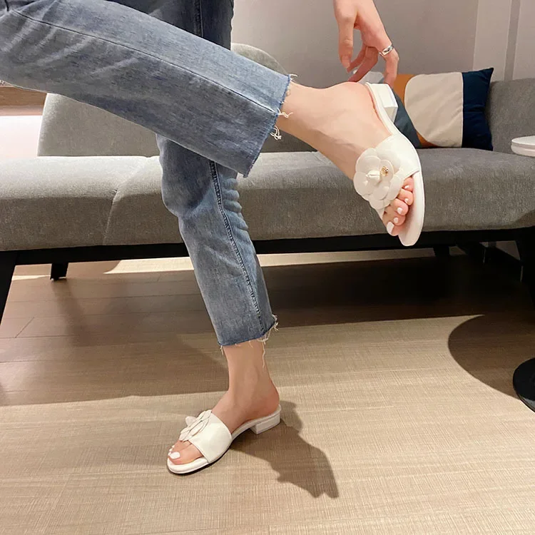 Designer Camellia Flower Slippers Women 2021 Sandalias Summer Lazy Shoes Ladies Ins Low Heels Metal Camellia Floral Slides Mujer